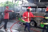 Empat mobil di sebuah bengkel di Padang, hangus terbakar