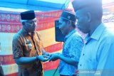 Bupati Lutim serahkan dua mobil operasional desa di Kecamatan Burau