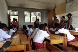 Polres Tolikara bagi buku kepada pelajar SDN Yemu Igari