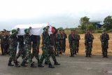 Jenazah anggota TNI korban jatuhnya helikopter Mi-17 tiba di Sorong