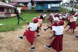 Prajurit TNI ajarkan senam kesegaran jasmani siswa SD Kampung Yabanda Keerom