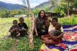 Bhabinkamtibmas Pagaleme sambangi warga kampung binaan