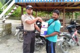 Bhabinkamtibmas Pitewi berikan bantuan cat kepada tokoh gereja