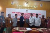 Suhatril - Muhammad Tonic serahkan 34.500 dukungan ke KPU Agam (Video)