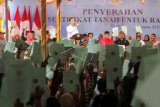 Presiden Jokowi Serahkan Sertifikat Tanah Untuk Rakyat Aceh