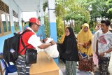 Lantamal VI bagikan 500 paket sembako untuk warga Pulau Kodingareng Makassar