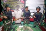 Mantan simpatisan TPN/OPM serahkan senpi kepada prajurit TNI