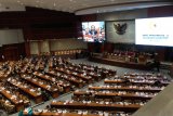 Pimpinan DPR lantik tiga anggota PAW