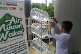 ACT Sulsel bagikan air minum wakaf dan makanan dari warung dermawan