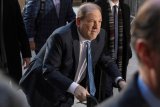 Tertular dari penjara, Harvey Weinstein positif corona