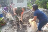 Babinsa Kepulauan Tagulandang membantu warga pasang pipa air