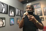 Tips foto dari kamera ponsel ala Darwis Triadi