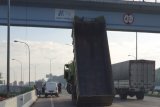 Truk pembuang tersangkut di jembatan penyebarangan orang karena  gangguan hidrolik