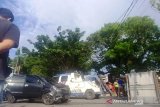 Pikap rebah usai tabrakan dengan minibus di Jalan Raden Saleh