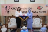 Cinta Laura membagikan masker untuk Lanud I Gusti Ngurah Rai