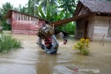 Ratusan pengungsi banjir  di Poso bertahan di tempat ibadah