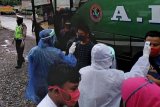 Petugas siaga di Betung-Banyuasin awasi kedatangan bus luar kota, penumpang diminta turun untuk periksa suhu tubuh