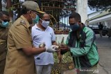 Wali Kota  Kupang bagi nasi bungkus untuk para pengemudi ojol