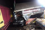 Seorang sopir truk pembawa cangkang kelapa sawit tewas usai tabrak jembatan