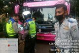 Tak miliki surat sehat, 26 kuli bangunan diturunkan paksa dari bus