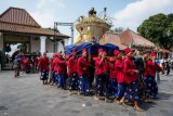 Keraton Yogyakarta membagikan 2.700 tangkai rengginang