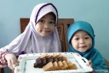 Kue lapis menu wajib saat Idul Fitri di Sambas