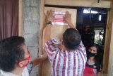 Rumah penerima bantuan di Kabupaten Minahasa Tenggara ditempel stiker