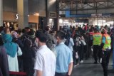 Penumpang KRL di Stasiun Citayam pagi ini padat