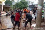 Para pencinta alam bantu bersihkan daerah terdampak banjir di Kabupaten Bantaeng
