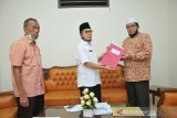 Syaifullah serahkan jabatan pengurus Masjid Raya Sumbar kepada pengurus baru