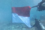 17 penyelam kibarkan bendera Merah Putih di dalam laut Pulau Bando Sumbar