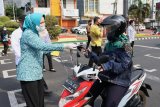 Ketua PKK Lampung bagikan masker di Tugu Adipura