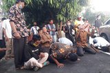 Masyarakat sujud syukur saat Hakim PTUN kabulkan permohonan gugatan sengketa pemilihan kepala kampung