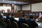 Jaksa Pinangki hadiri sidang dengan gamis dan kerudung merah  muda