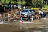 Perahu Rakit Antar Distrik Di Yapen Papua