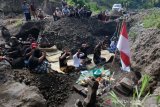 Warga lakukan ritual di lokasi temuan batuan candi hulu Sungai Belan Magelang