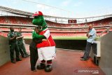 Mesut Ozil tawarkan talangi gajinya untuk maskot Arsenal