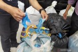 Polisi ungkap 2,5 ton sarung tangan medis bekas akan diedarkan