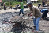 Polisi bersihkan sisa puing rumah warga yang dibakar MIT  di Sigi