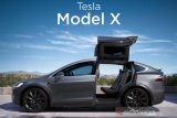 Polisi selidiki Tesla Model X tabrak tembok dan terbakar