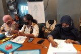 Sejumlah peserta menyelesaikan desain baju dalam pelatihan yang digelar oleh Dinas Perdagangan dan Perindustrian Kota Kediri di Kediri, Jawa Timur, Kamis (17/12). Kegiatan ini sebagai dukungan bagi UMKM agar tetap kreatif di masa pandemi COVID-19. Antara Jatim/Asmaul Chusna