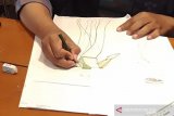Sejumlah peserta menyelesaikan desain baju dalam pelatihan yang digelar oleh Dinas Perdagangan dan Perindustrian Kota Kediri di Kediri, Jawa Timur, Kamis (17/12). Kegiatan ini sebagai dukungan bagi UMKM agar tetap kreatif di masa pandemi COVID-19. Antara Jatim/Asmaul Chusna