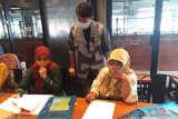 Sejumlah peserta menyelesaikan desain baju dalam pelatihan yang digelar oleh Dinas Perdagangan dan Perindustrian Kota Kediri di Kediri, Jawa Timur, Kamis (17/12). Kegiatan ini sebagai dukungan bagi UMKM agar tetap kreatif di masa pandemi COVID-19. Antara Jatim/Asmaul Chusna