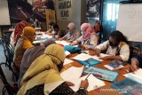Sejumlah peserta menyelesaikan desain baju dalam pelatihan yang digelar oleh Dinas Perdagangan dan Perindustrian Kota Kediri di Kediri, Jawa Timur, Kamis (17/12). Kegiatan ini sebagai dukungan bagi UMKM agar tetap kreatif di masa pandemi COVID-19. Antara Jatim/Asmaul Chusna