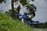 Belajar motor off road, ini tips menanjak dan menurun