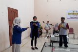 Ketua TP PKK Kota Kediri Ferry Silviana Abu Bakar memeragakan komunikasi dengan bahasa isyarat dalam rangkaian peringatan Hari Disabilitas Internasional 2020 di Kantor Kelurahan Jamsaren, Kota Kediri, Jawa Timur, Minggu (20/12/2020). Pemkot Kediri berjanji akan memberikan program lebih banyak guna membantu disabilitas agar lebih berdaya. Antara Jatim / Asmaul Chusna