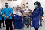 Ketua TP PKK Kota Kediri Ferry Silviana Abu Bakar memberikan kenang-kenang dalam rangkaian peringatan Hari Disabilitas Internasional 2020 di Kantor Kelurahan Jamsaren, Kota Kediri, Jawa Timur, Minggu (20/12/2020). Pemkot Kediri berjanji akan memberikan program lebih banyak guna membantu disabilitas agar lebih berdaya. Antara Jatim / Asmaul Chusna