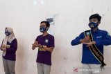 Peserta memeragakan komunikasi dengan bahasa isyarat dalam rangkaian peringatan Hari Disabilitas Internasional 2020 di Kantor Kelurahan Jamsaren, Kota Kediri, Jawa Timur, Minggu (20/12/2020). Pemkot Kediri berjanji akan memberikan program lebih banyak guna membantu disabilitas agar lebih berdaya. Antara Jatim / Asmaul Chusna