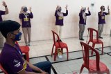Peserta memeragakan komunikasi dengan bahasa isyarat dalam rangkaian peringatan Hari Disabilitas Internasional 2020 di Kantor Kelurahan Jamsaren, Kota Kediri, Jawa Timur, Minggu (20/12/2020). Pemkot Kediri berjanji akan memberikan program lebih banyak guna membantu disabilitas agar lebih berdaya. Antara Jatim / Asmaul Chusna