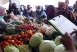 Tim Pengendali Inflasi Daerah (TPID) melakukan inspeksi mendadak sejumlah bahan pokok di pasar tradisional dan pusat perbelanjaan di Kota Kediri, Selasa (22/12/2020). Sidak tersebut dilakukan untuk mengecek ketersediaan dan stabilitas harga menjelang perayaan Natal 2020 dan Tahun Baru 2021. Antara Jatim/ Asmaul Chusna